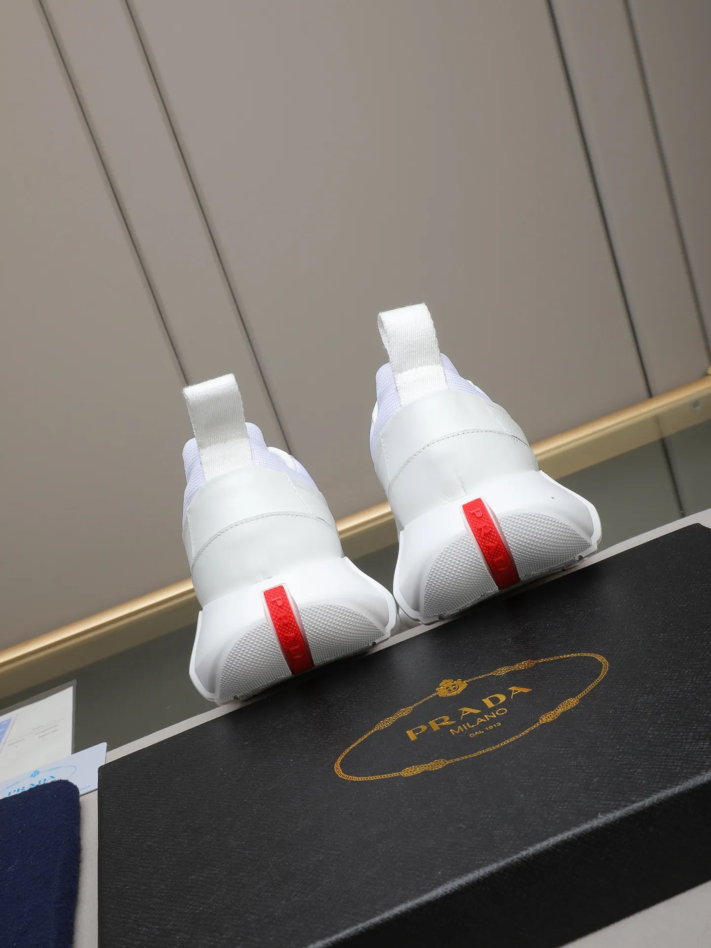 PP500 PRADA/Prada men's lace-up casual sports shoes, the upper is made of imported first-layer calfskin, soft, comfortable and breathable ➕ washed sheepskin lining! The tongue is decorated with the PRADA brand letter logo. The rubber thick sole echoes the red label tongue. The style is fashionable and elegant. The details are carefully crafted. A casual sports shoe with a super western style and excellent breathability!  Size: 38-44 (45 46 customized)